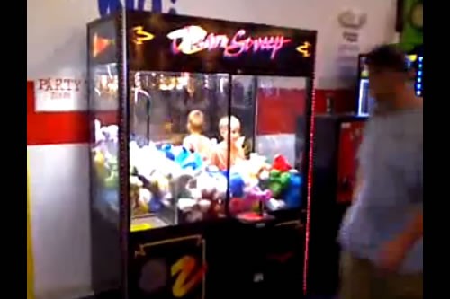 kids stuck in claw machine